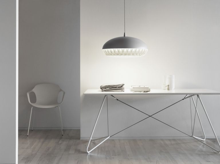 Vitra Hal Armchair Rørstol med forkromet fod sort