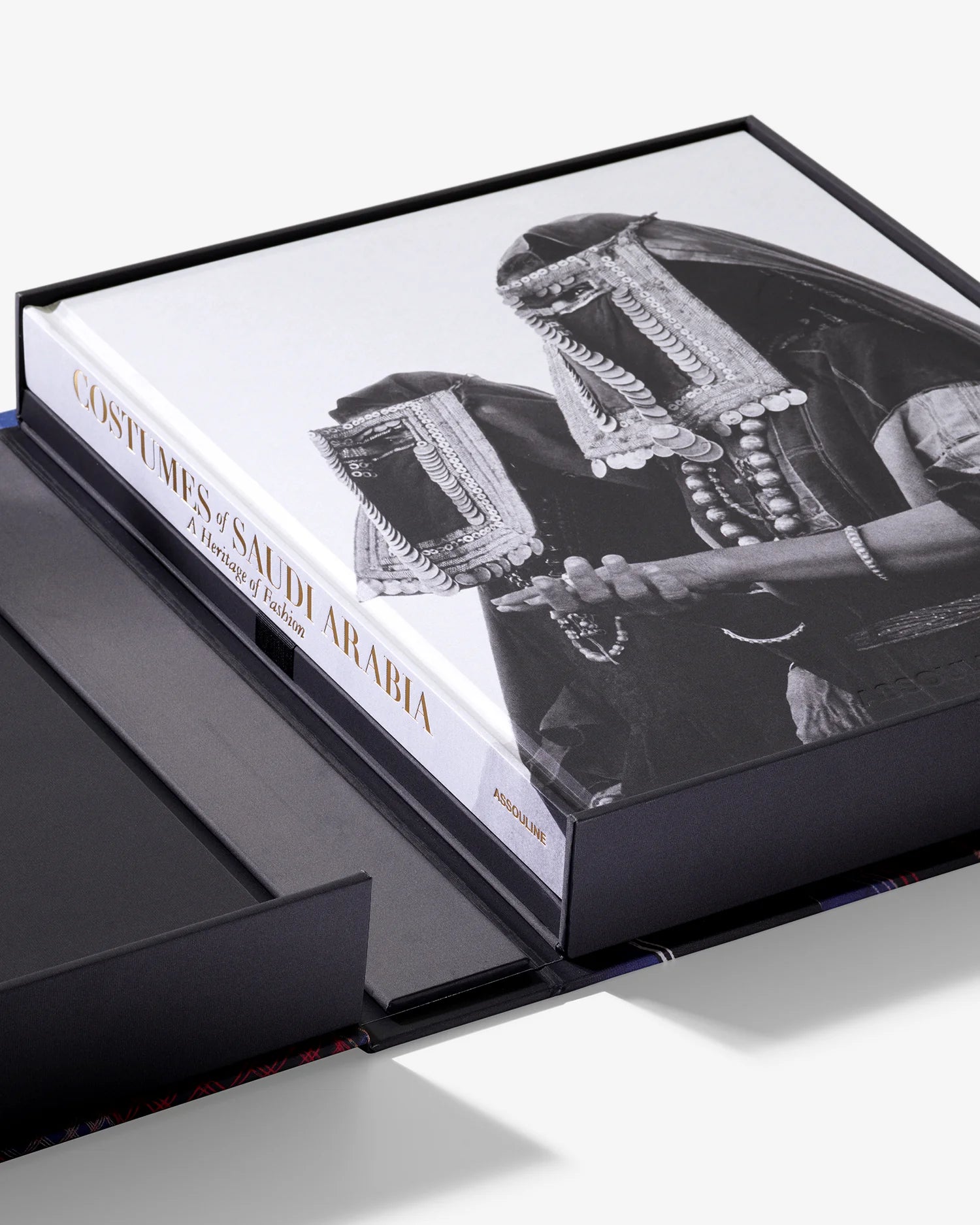 ASSOULINE Costumes of Saudi Arabia: A Heritage of Fashion
