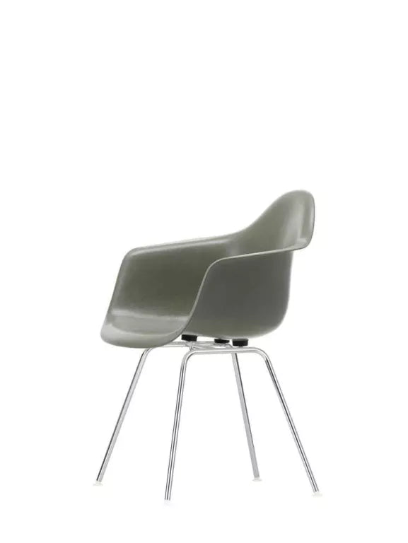 Vitra Eames DAX Fiberglass chair black