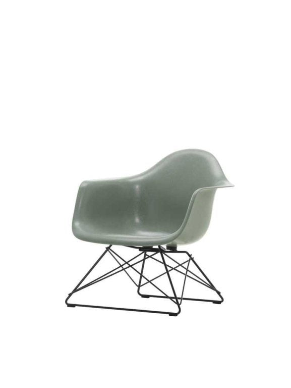 Vitra Eames LAR Fiberglass lounge chair black