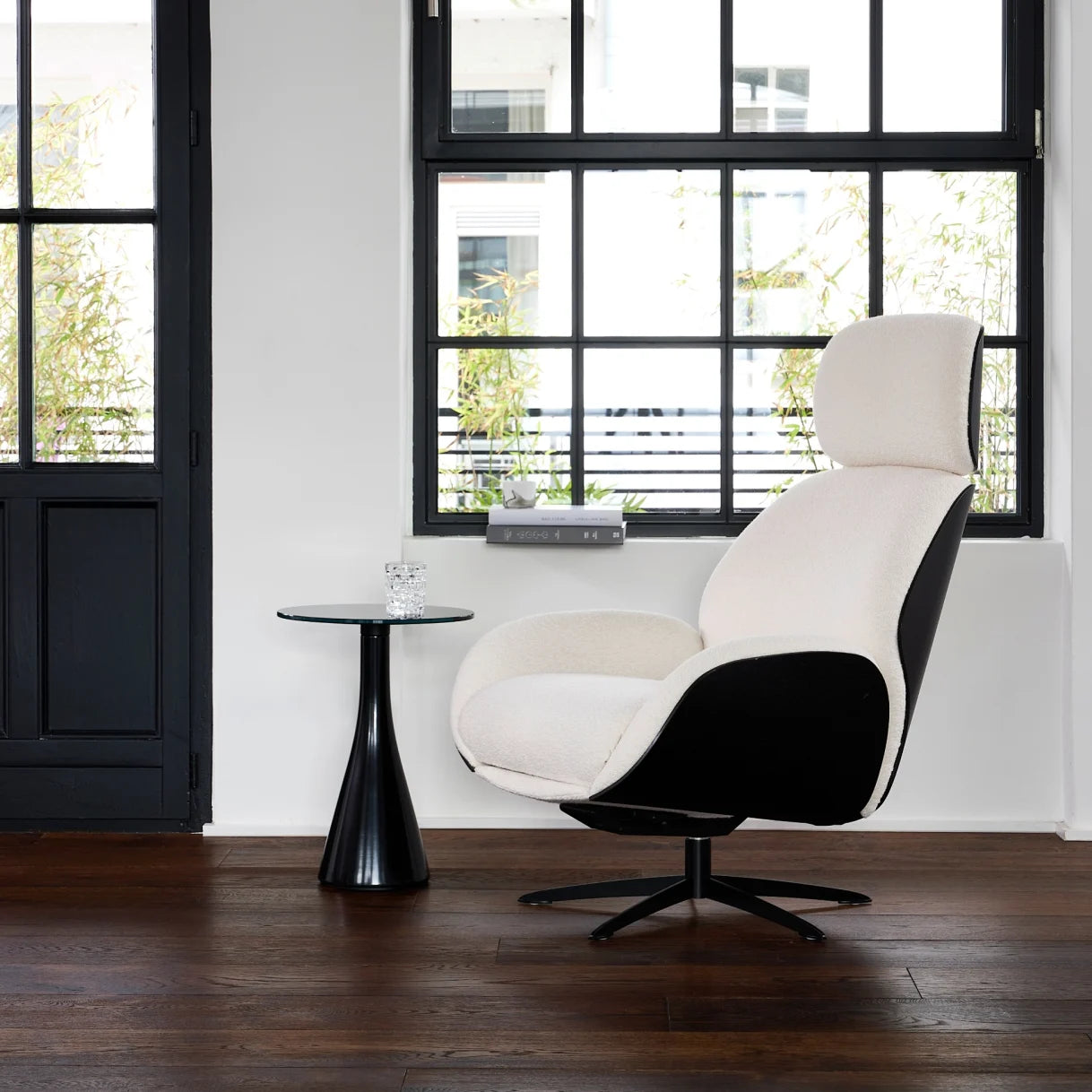IPdesign Trinity armchair with footrest