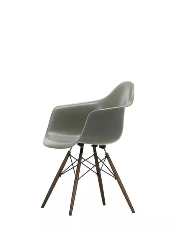 Vitra Eames DAW Glasfiberstol mørk ahorn