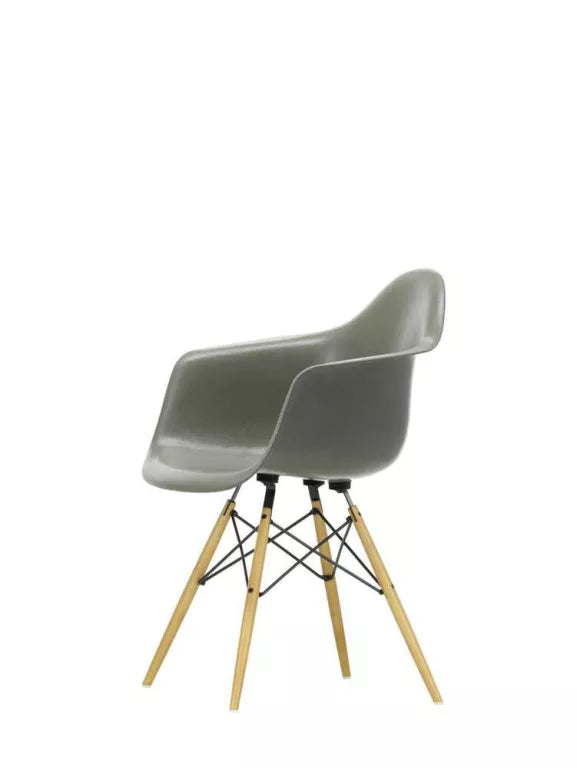 Vitra Eames DAW Fiberglass chair yellowish maple