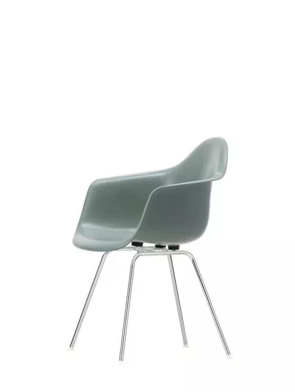 Vitra Eames DAX Fiberglass chair chrome